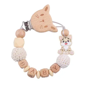 Dettaglio della clip a gatto in faggio e perline in silicone sulla catenella per ciuccio