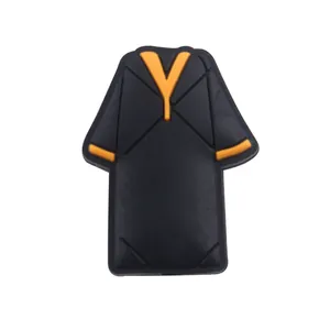 Détail d'un charme de chaussure en PVC style uniforme JJK avec garniture orange