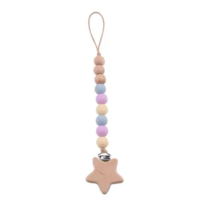 Détail de l'attache étoile en bois de hêtre et perles en silicone pour tétine bébé