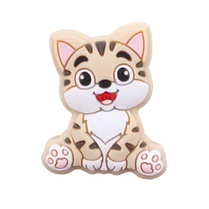 Détail d'une perle en silicone chat jaune mignon pour les attaches-tétines de bébé