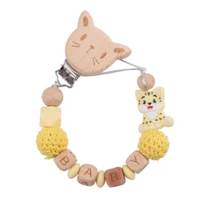 Dettaglio della catenella portaciuccio con clip in faggio a gatto e tigre in silicone