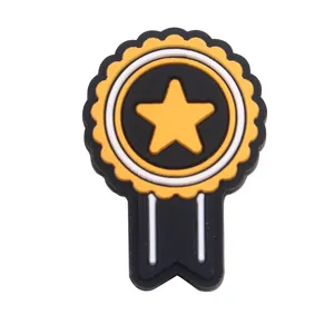 Détail d'un bijou de chaussure en PVC en forme de médaille avec étoile jaune centrale