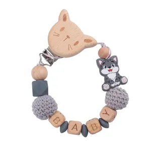 Dettaglio catenella portaciuccio in legno di faggio con perline Baby e gatto in silicone