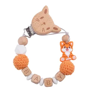 Dettaglio catenella portaciuccio con clip gatto in faggio e tigre in silicone