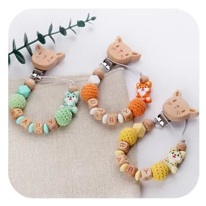 Catenella portaciuccio fatta a mano in legno di faggio e silicone con gatto cartone animato