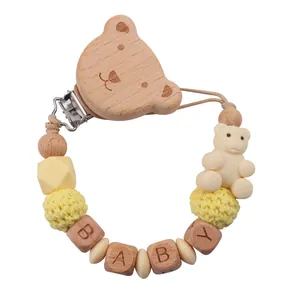 Details des Buchenholz-Bärenclips und Silikonperlen an der Baby-Schnullerkette