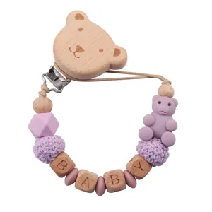 Details der Schnullerkette mit Holzbär-Clip, lila Perlen und BABY-Buchstabenwürfeln