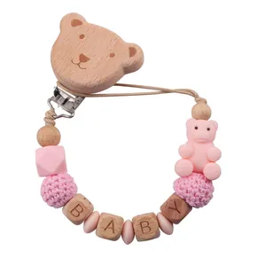 Detail von Buchenholz-Bärenclip und rosa Silikonperlen an der Baby-Beißring-Schnullerkette