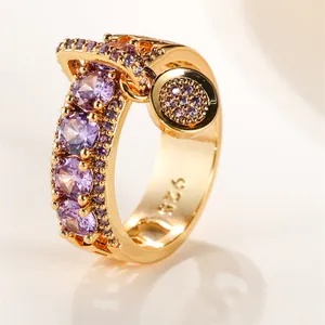 Détail macro d'une bague en argent S925 doré avec des cristaux de zircon violets