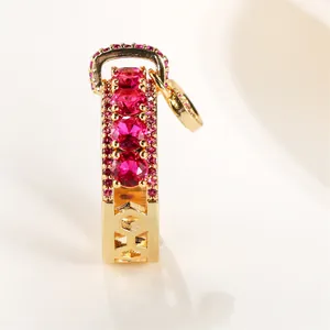 Vue macro d'une bague dorée avec pierres rouges et détails géométriques évidés