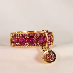 Bague vintage dorée avec cristaux magenta et pendentif rond pour un look élégant