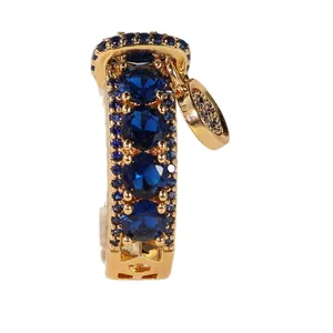 Élégantes boucles d'oreilles dorées avec grandes pierres bleu foncé et accents de zircon bleu