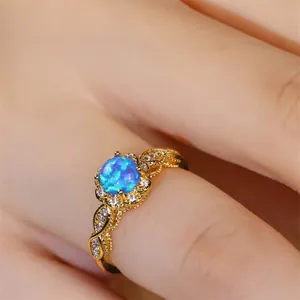 Makro-Detail des Vintage-Goldrings mit blauem Opal und filigraner Spitzen-Gravur