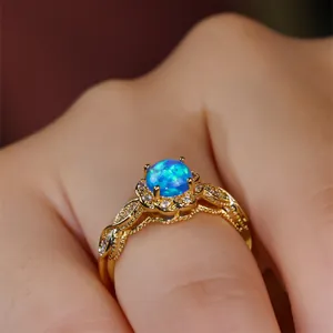 Makro-Detail eines Vintage-Blumen-Opalrings mit goldenem gedrehtem Band und Kristall-Halo