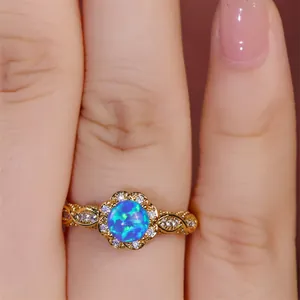 Makro-Detail des Vintage-Blumenrings mit blauem Opal und gewebtem Goldband-Design