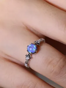 Makroaufnahme Silberring mit rundem violettem Opal und seitlichen CZ-Steinen