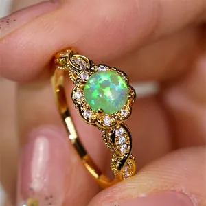 Makro-Detail des Vintage-Goldrings mit grünem Opalstein und Akzenten aus Zirkonia-Blüten