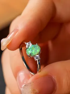 Vista macro dettagliata dell'anello in argento con opale verde e gemme bianche