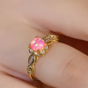 Detailansicht des Opal-Rings mit goldenem Blumenmuster und Zirkonia-Verzierung
