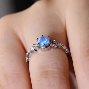 Boho Silberring mit sechs Krappen, rundem blauem Opal und weißen Zirkonsteinen