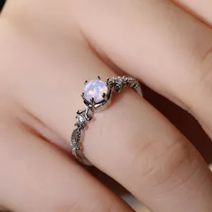 Vintage-Ring mit rundem Opal in Sechskant-Kronenfassung und glänzenden Akzenten