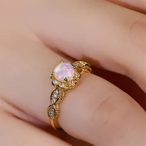 Vintage Ring mit weißem Opal in Blumenform, vergoldet mit Diamanten auf Hand