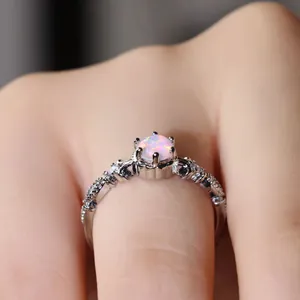 Exquisiter runder Opalring mit Sechsfach-Krappenfassung und funkelnden Diamanten auf Silber