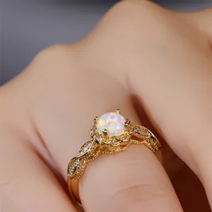 Nahaufnahme eines Vintage-Opalrings mit goldenen Details und funkelnden Akzenten