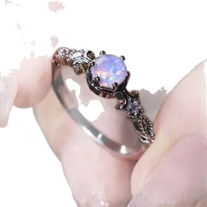 Gotischer Opalring mit sechs Klauen, Vintage-Rankendesign und lila Steinen