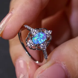 Anillo de Ópalo Ovalado Vintage con Encaje Calado para Mujer de Cobre Plateado con Zirconia Incrustada Joyería de Dedo Elegante