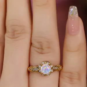 Nahaufnahme des Vintage-Spitzenrings mit weißem Opal-Zentrum am Modellfinger