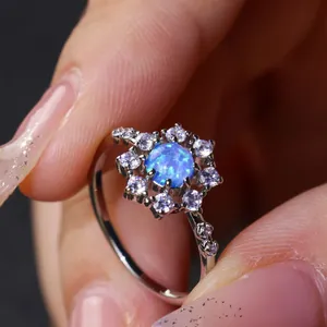 Anello in Rame a Forma di Fiore con Opale Rotondo e Accenti di Zirconia Placcato in Platino Geometrico per Donna Gioielli Regalo