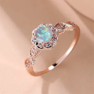 Eleganter Roségold Blumenring mit rundem Opal-Mittelstein und Halo-Diamant-Akzenten