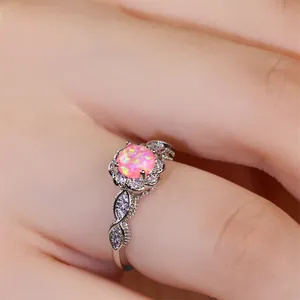 Nahaufnahme eines pinken Opal-Blumenrings mit silbernem Spitzenband und Steinen