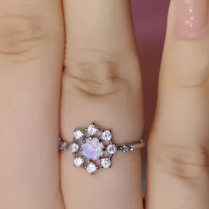 Anello floreale in opale con micro diamanti bianchi in montatura a fiore ottagonale