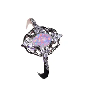 Anillo vintage con opalo ovalado, diseño floral hueco y detalles de circonita blanca