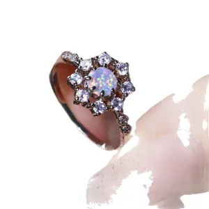 Anello in opale oro rosa con design a grappolo di fiori in zircone bianco