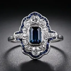 Anello con gemma rettangolare blu pavone e fascia in argento traforata stile vintage