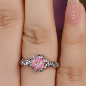 Makroaufnahme: Silberring mit rundem rosa Opal und Zirkonia-Verzierung im Blumendesign