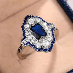 Anello vintage blu pavone taglio smeraldo con halo di zirconi e bordo smaltato