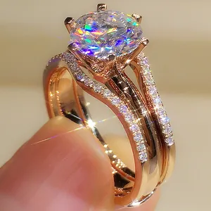 Gros plan d'un ensemble de deux bagues en or rose avec zircon cubique rond et anneau torsadé