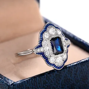 Anello vintage stile vittoriano con gemma blu rettangolare e fascia d'argento in scatola