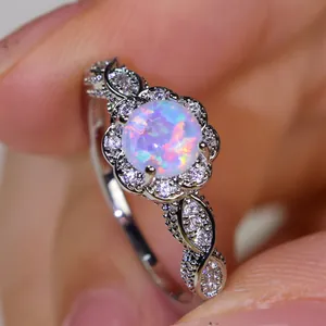 Vintage-Ring mit rundem Opal in Blumenform, platinbeschichtet mit Zirkon-Akzenten