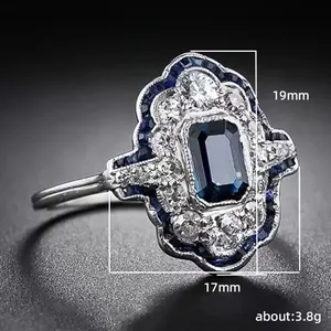 Dettagli anello blu pavone che mostrano dimensioni 19x17mm e il peso di 3,8g