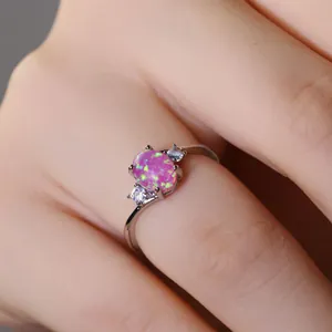 Elegante anello da donna in oro bianco con opale rosa ovale e diamanti laterali