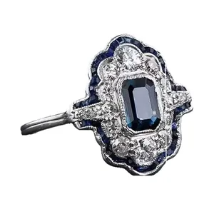 Anello Art Déco blu pavone con taglio a smeraldo e design a fascia traforata elegante