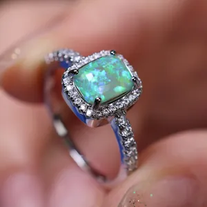 Anello in argento con opale verde rettangolare e contorno di diamanti scintillanti