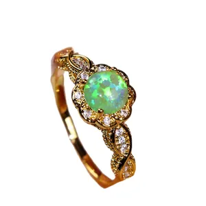 Bague vintage en or avec opale verte circulaire et anneau torsadé en dentelle serti