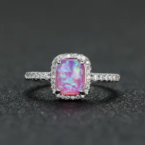 Anello in argento con opale rosa rettangolare e contorno di zirconi bianchi lucidi