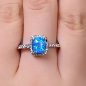Dettaglio dell'anello in platino con opale blu rettangolare e pavé di diamanti